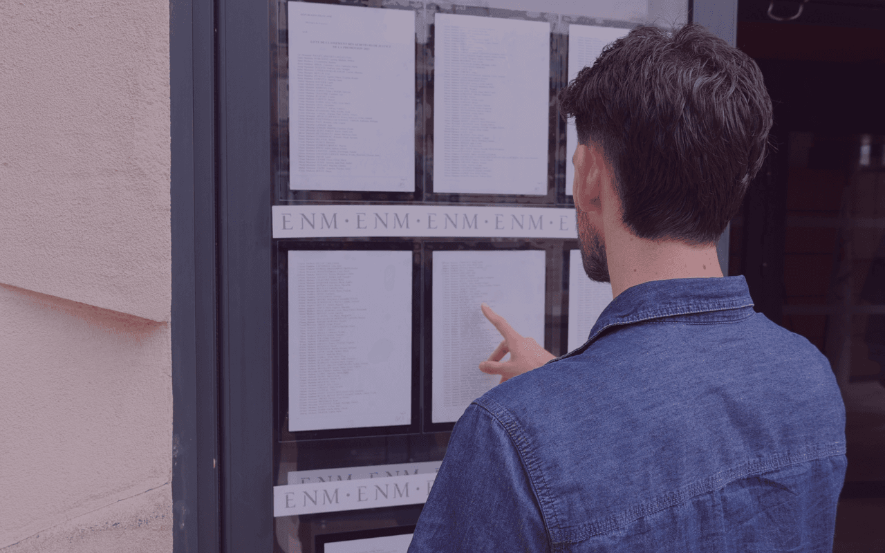 Candidat qui consulte les résultats d'admissibilité du concours de recrutement des auditeurs de justice de l'ENM