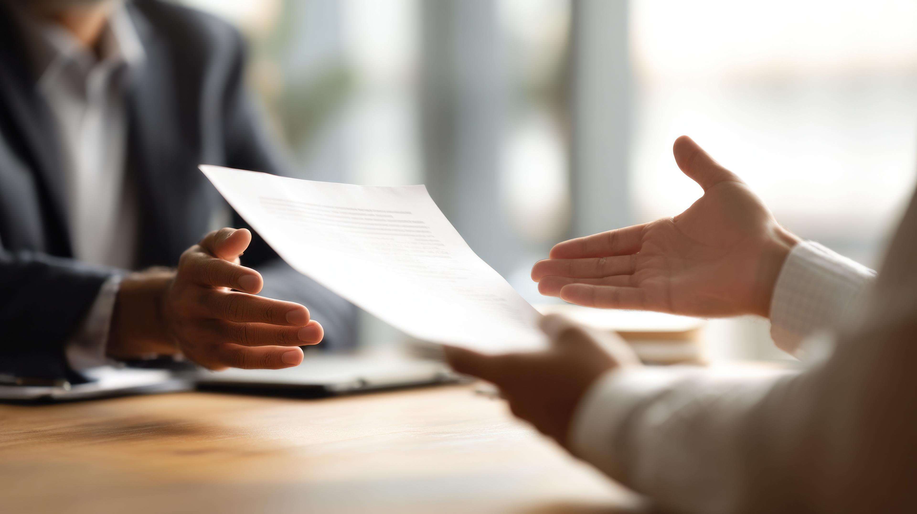 échange entre deux personnes dans un bureau pour trouver un accord amiable 