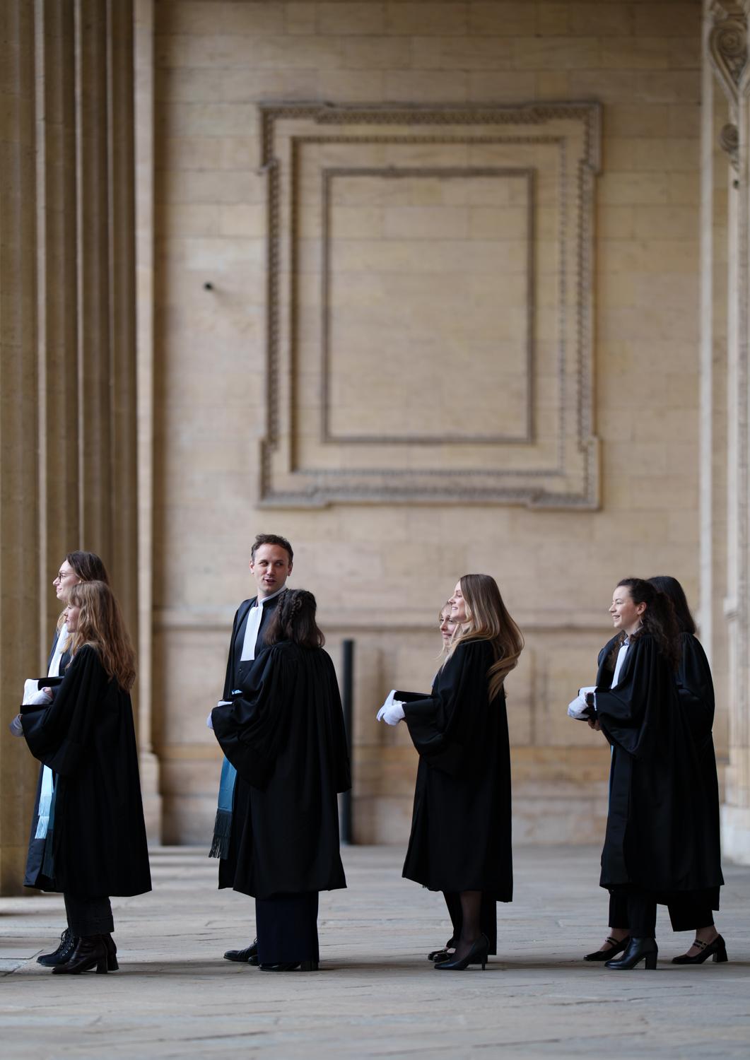 Auditeurs de justice qui sortent de la cour d'appel