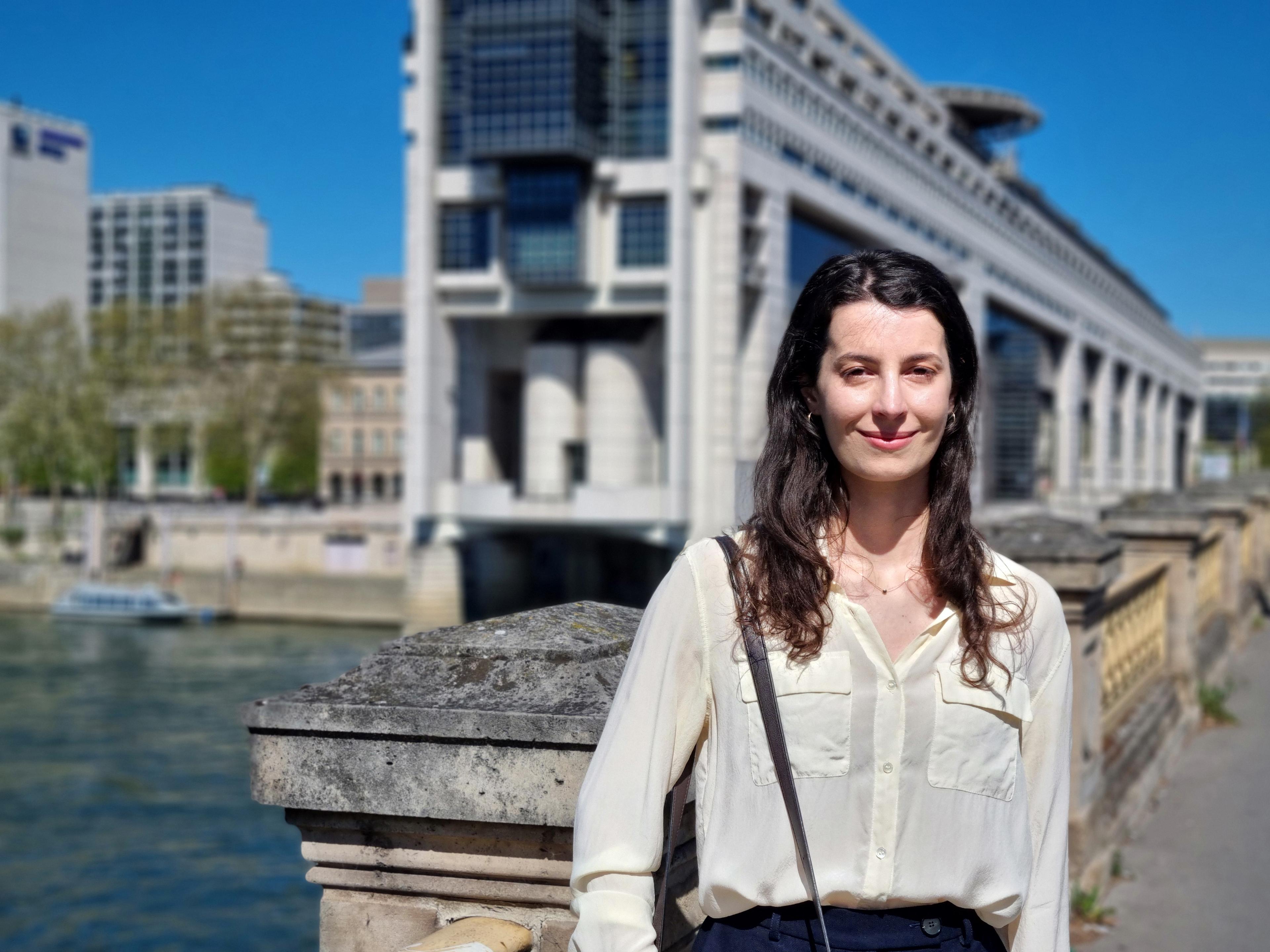 Lucile devant le ministère de l'Economie, des finances et et de la Souveraineté industrielle et numérique de France