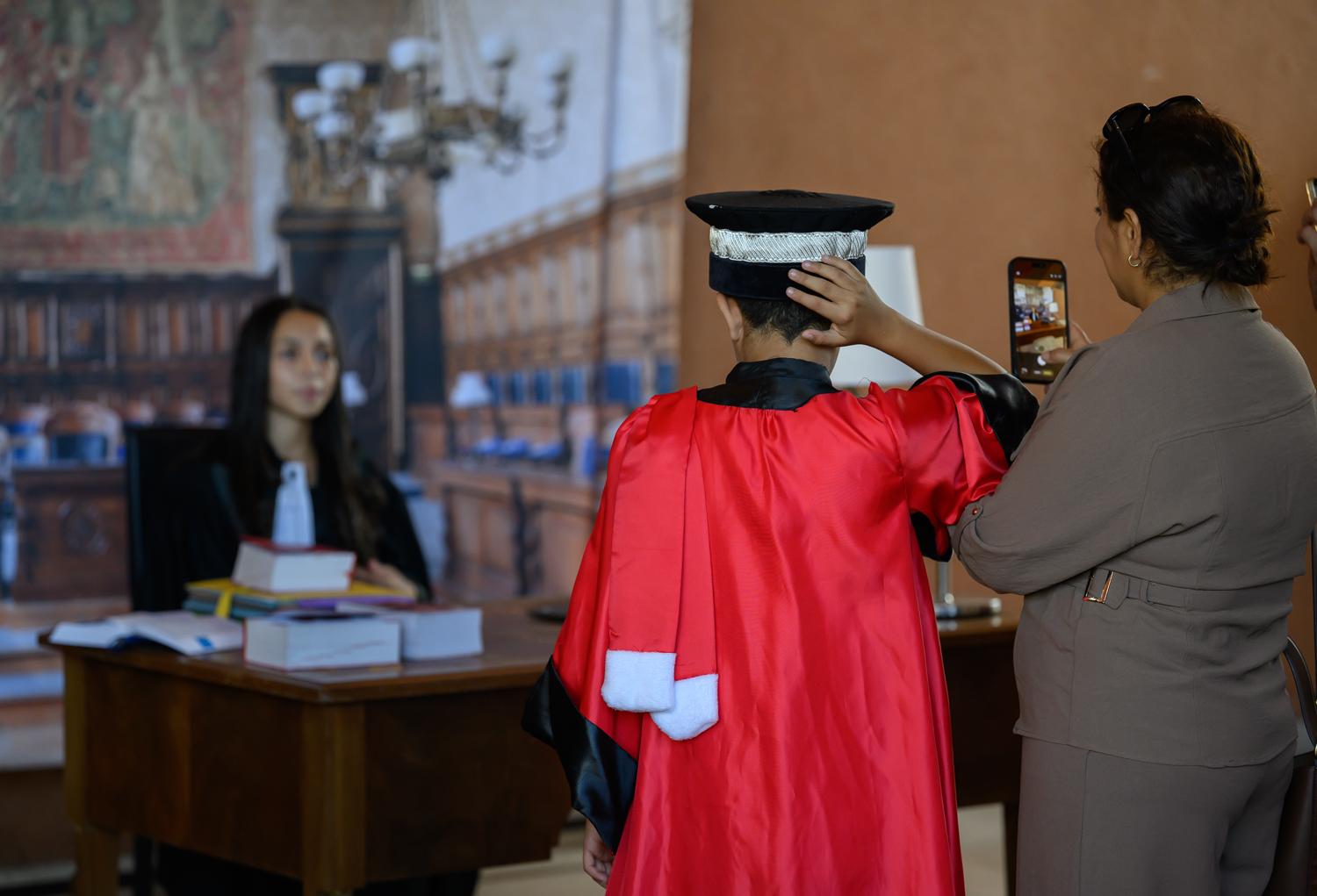 Stand photo, les visiteurs se prennent en photo à l'Ecole nationale de la magistrature