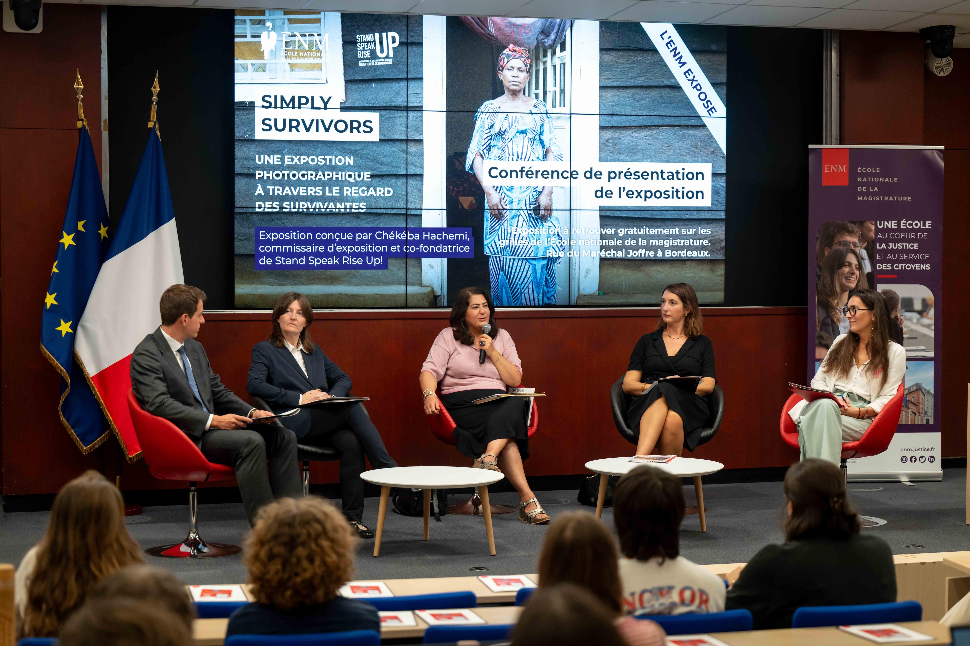 Table ronde conférence de présentation de l'exposition "Simply Survivors"