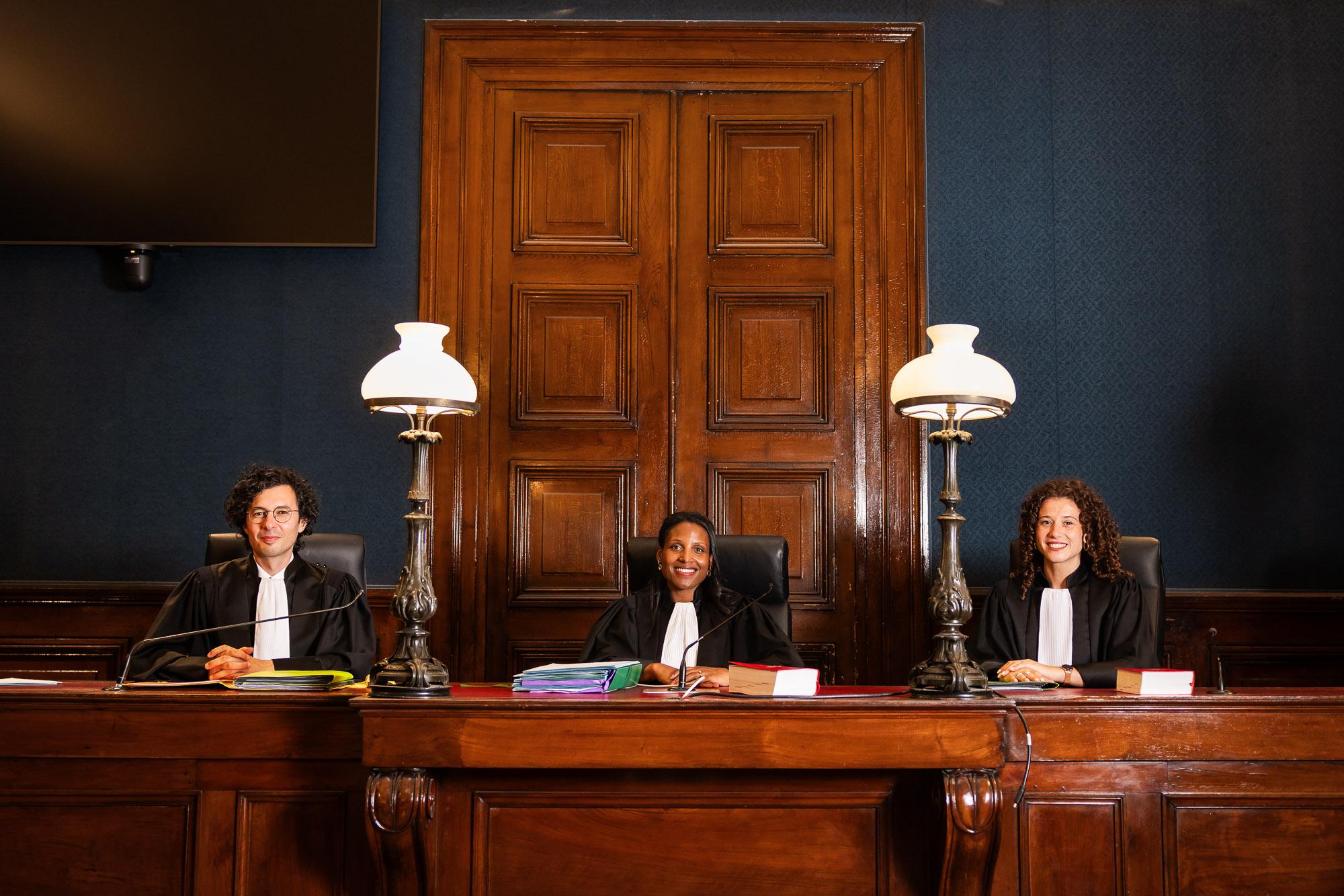 3 élèves magistrats dans une salle d'audience