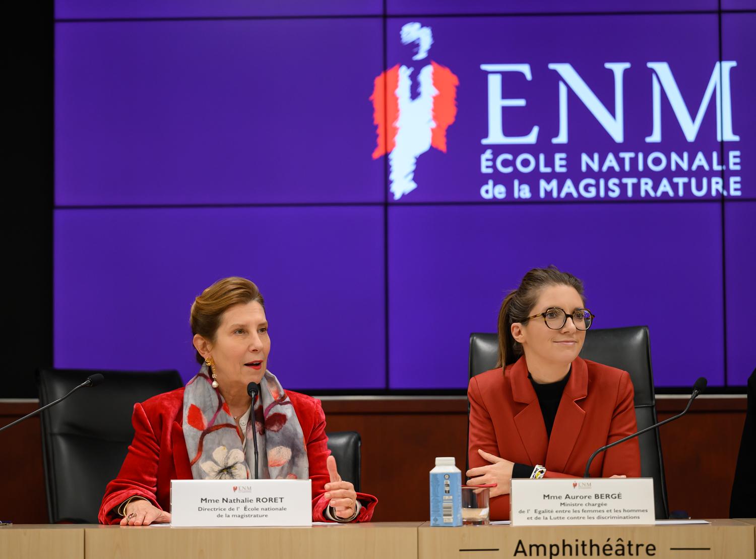 Nathalie Roret et Aurore Bergé à la tribune de l'amphithéâtre de l'ENM