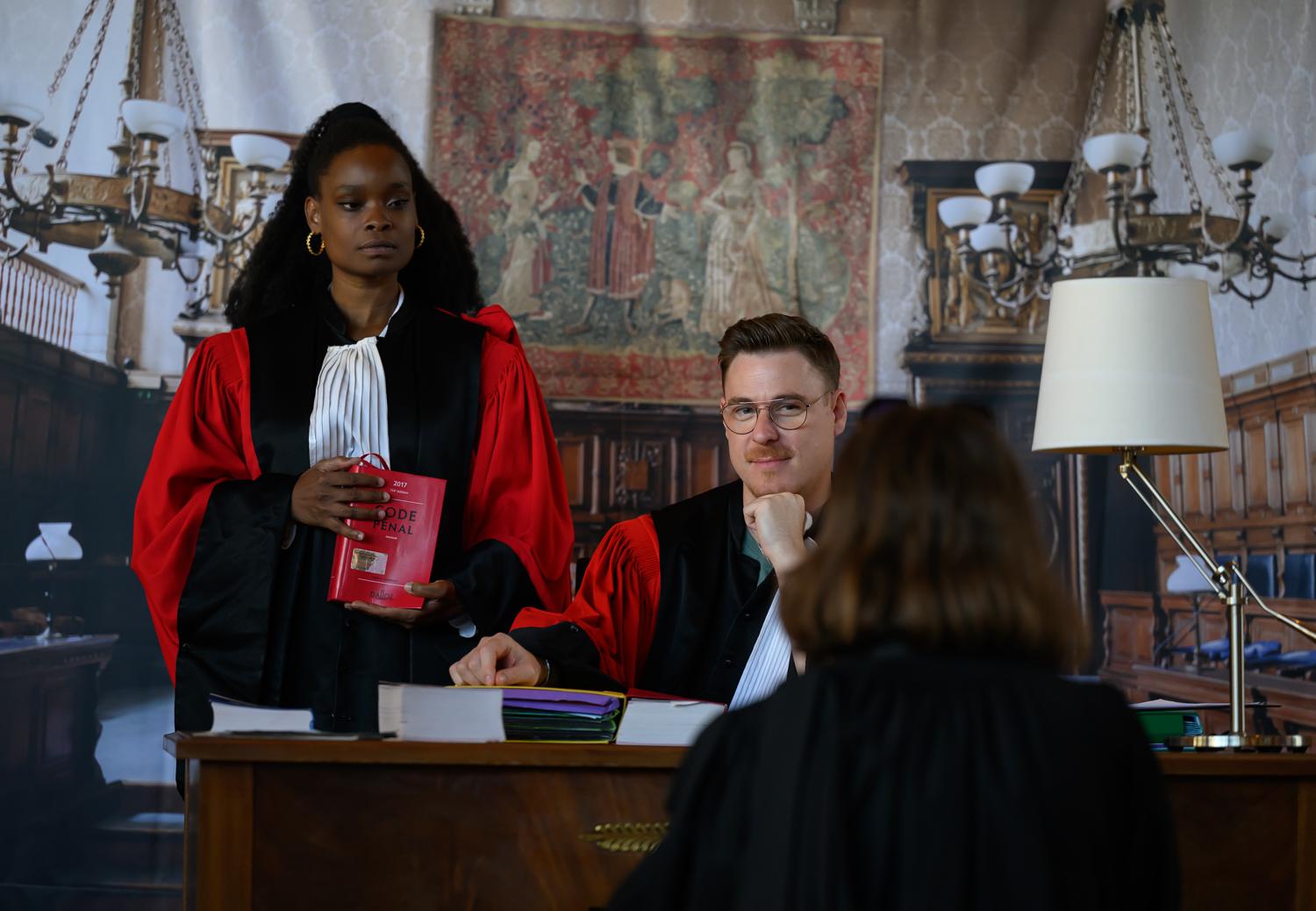 Stand photo à l'ENM, des visiteurs essayent des robes de magistrats