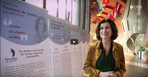 Exposition femme de justice